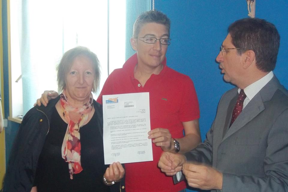 Il Presidente dell'ABE di Caltanissetta, il Presidente della Lega e il Direttore Generale mostrano il documento